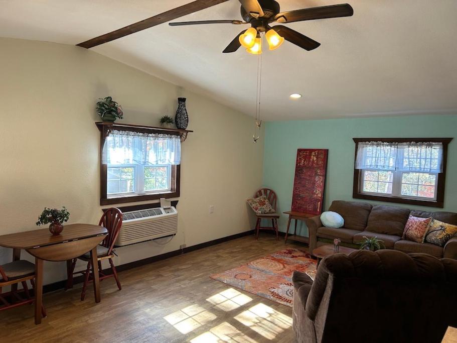 Dragonfly Meadows Guesthouse Stoutland Esterno foto